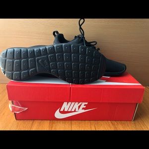 NIKE ROSHE One All Black Women’s Sz 7 NEW with box